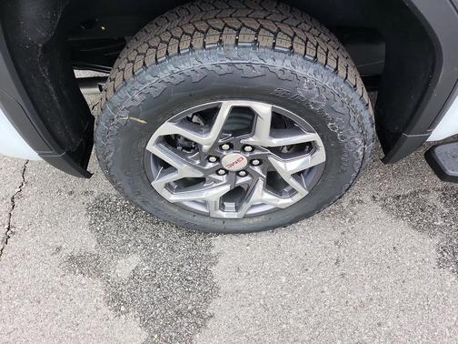 Glacier White Tricoat 2026 GMC Sierra 1500 SLT