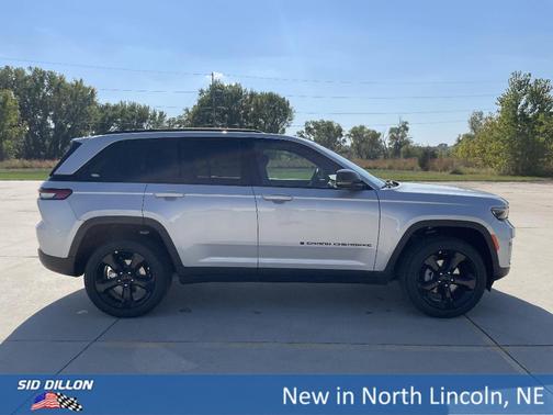 2025 Jeep Grand Cherokee Laredo