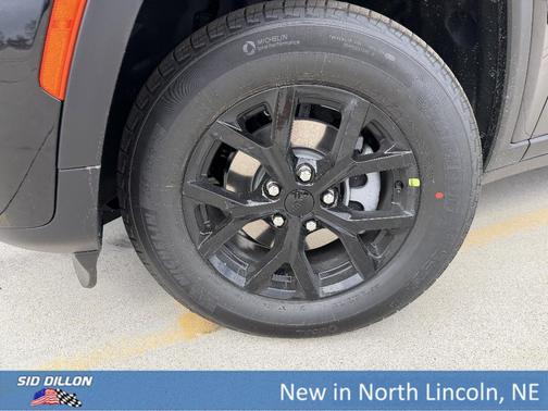 Diamond Black 2026 Jeep Grand Cherokee Laredo