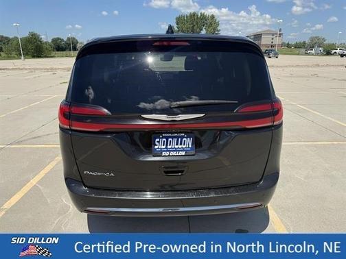 Brilliant Black Crystal Pearlcoat 2023 Chrysler Pacifica Touring-L