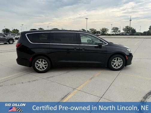 Brilliant Black Crystal Pearlcoat 2023 Chrysler Pacifica Touring-L