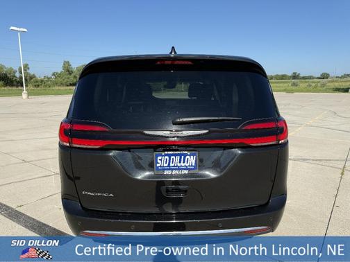 Brilliant Black Crystal Pearlcoat 2023 Chrysler Pacifica Touring-L