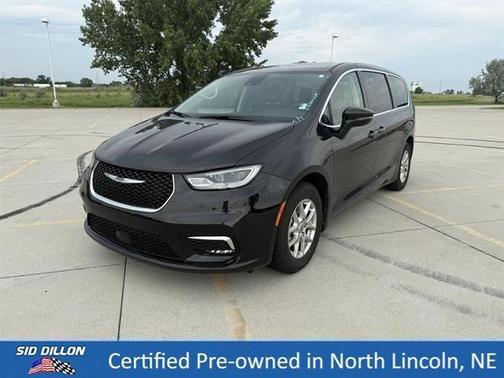 Brilliant Black Crystal Pearlcoat 2023 Chrysler Pacifica Touring-L