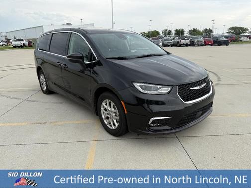 Brilliant Black Crystal Pearlcoat 2023 Chrysler Pacifica Touring-L
