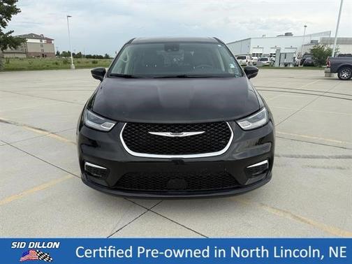 Brilliant Black Crystal Pearlcoat 2023 Chrysler Pacifica Touring-L