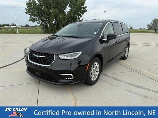 Brilliant Black Crystal Pearlcoat 2023 Chrysler Pacifica Touring-L