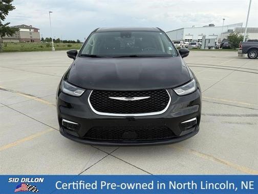 Brilliant Black Crystal Pearlcoat 2023 Chrysler Pacifica Touring-L