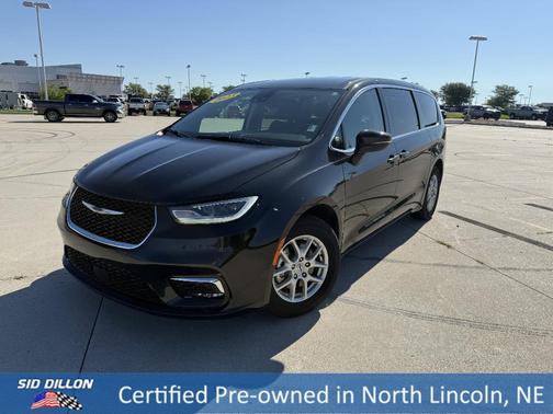 Brilliant Black Crystal Pearlcoat 2023 Chrysler Pacifica Touring-L