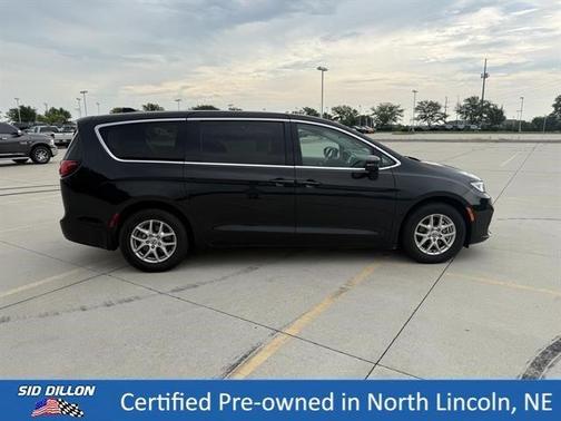 Brilliant Black Crystal Pearlcoat 2023 Chrysler Pacifica Touring-L