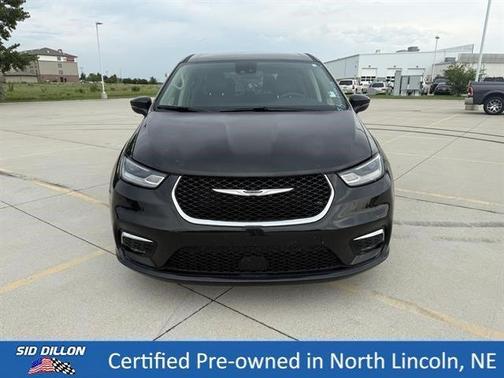 Brilliant Black Crystal Pearlcoat 2023 Chrysler Pacifica Touring-L