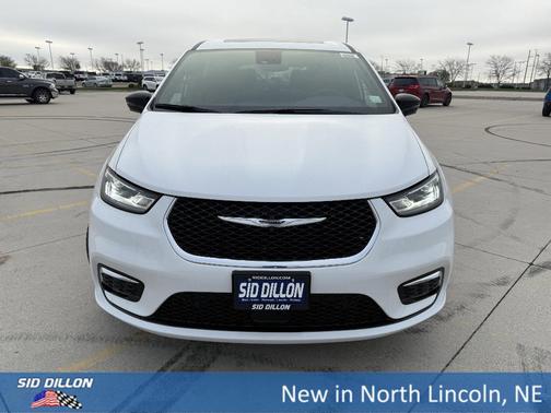 Bright White Clearcoat 2026 Chrysler Pacifica Limited