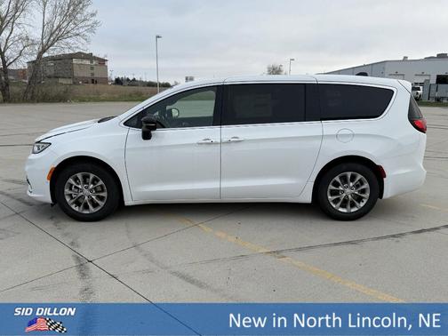 Bright White Clearcoat 2026 Chrysler Pacifica Limited