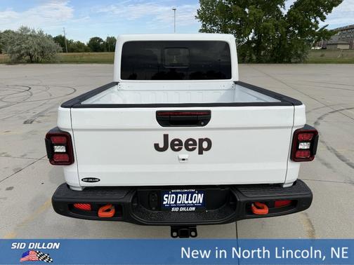 Bright White Clearcoat 2026 Jeep Gladiator Mojave