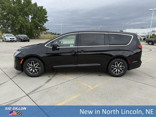 Diamond Black 2027 Chrysler Pacifica LIMITED