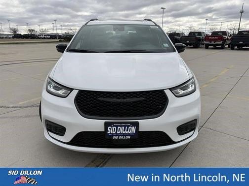 Bright White Clearcoat 2026 Chrysler Pacifica Limited