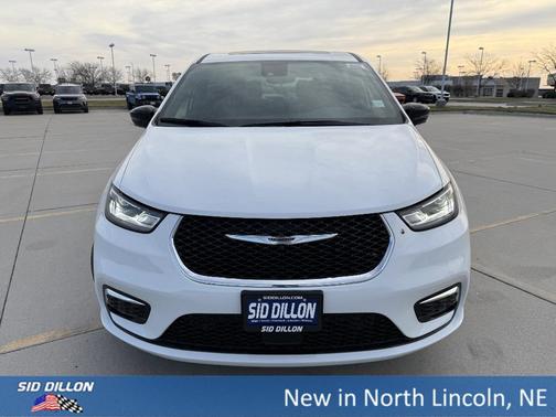 Bright White Clearcoat 2026 Chrysler Pacifica Limited