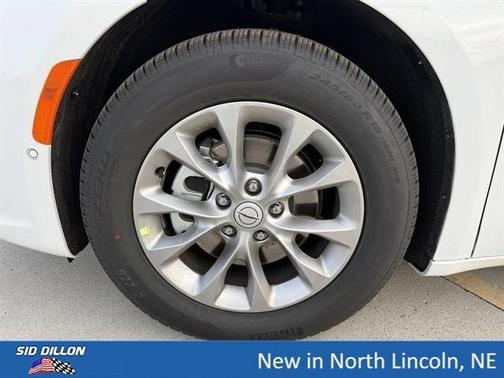 Bright White Clearcoat 2026 Chrysler Pacifica Limited
