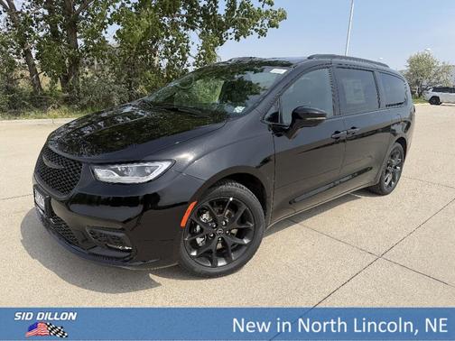 Diamond Black 2026 Chrysler Pacifica Select