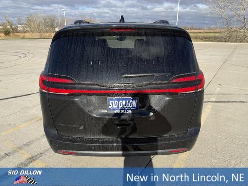 Diamond Black 2026 Chrysler Pacifica Select