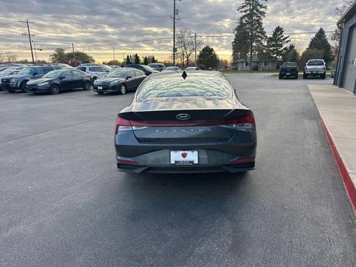 2021 Hyundai ELANTRA SE