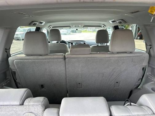 2016 Toyota Highlander LE