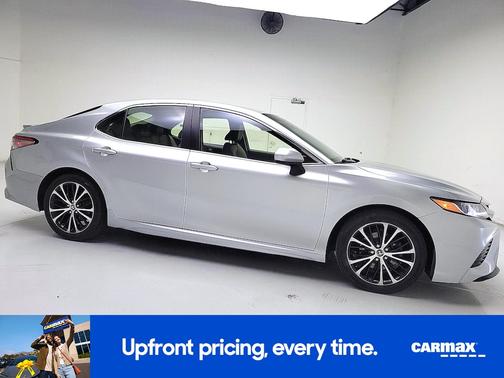 Silver 2018 Toyota Camry SE