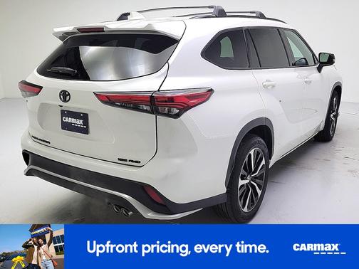 White 2021 Toyota Highlander XSE