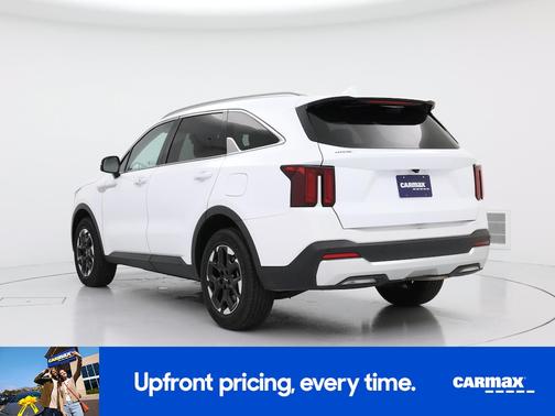 White 2024 Kia Sorento S
