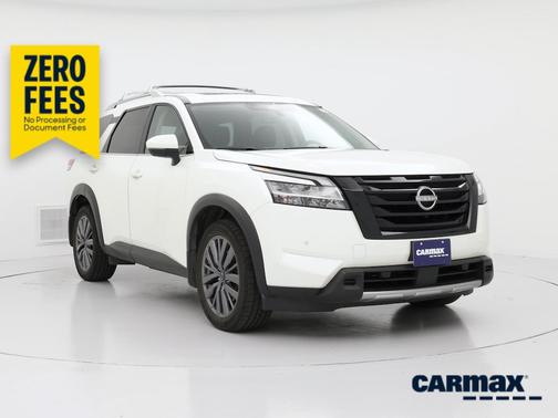 White 2023 Nissan Pathfinder SL