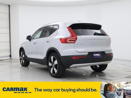 2022 Volvo XC40 T5 Momentum