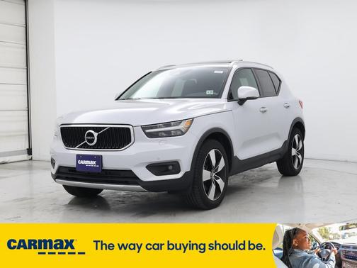 2022 Volvo XC40 T5 Momentum