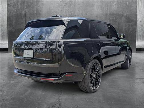 2025 Land Rover Range Rover P530 SE 7 Seat