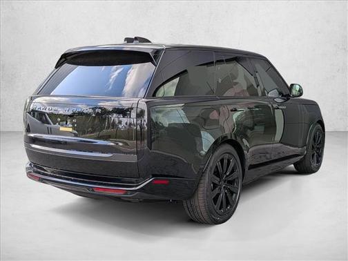Santorini Black Metallic 2026 Land Rover Range Rover P550e SE