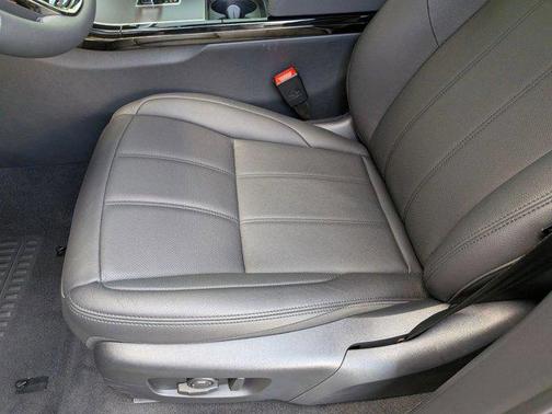 Seoul Pearl Silver Metallic 2026 Land Rover Range Rover Evoque Core S