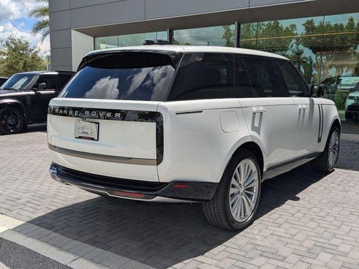 2025 Land Rover Range Rover P400 SE 7 Seat