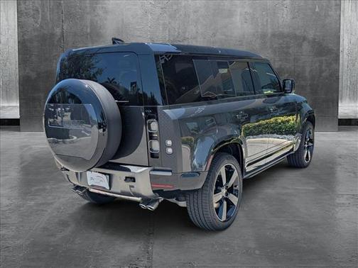 2025 Land Rover Defender 110 V8