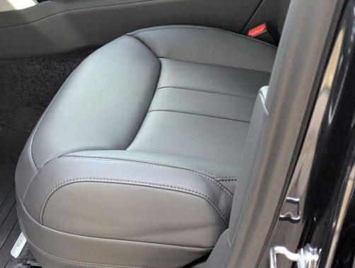 Santorini Black Metallic 2026 Land Rover Range Rover P550e SE