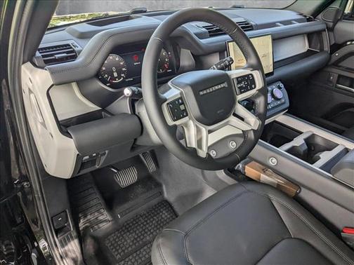 2025 Land Rover Defender X-Dynamic SE