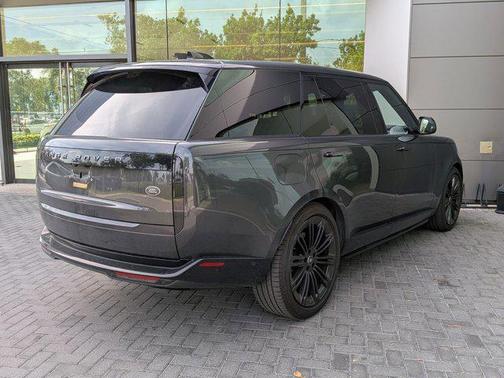 Carpathian Grey Premium Metallic 2023 Land Rover Range Rover P530 SE