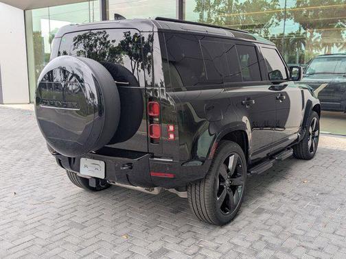 2025 Land Rover Defender 110 P400 X-Dynamic SE