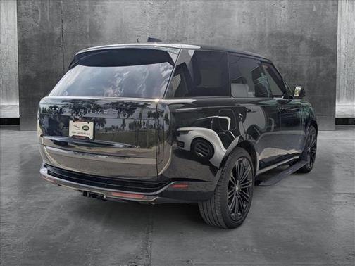 2025 Land Rover Range Rover P530 SE