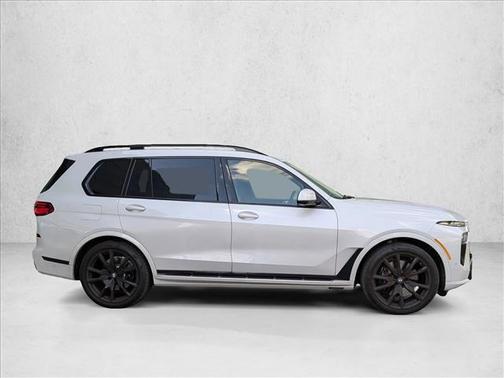 Mineral White Metallic 2024 BMW X7 xDrive40i