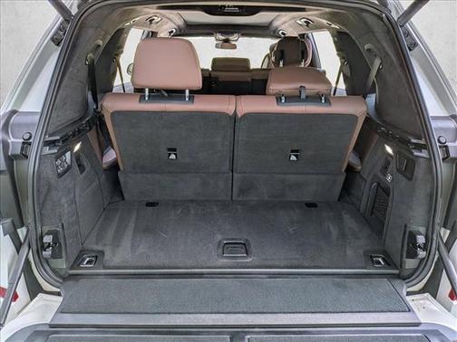 Mineral White Metallic 2024 BMW X7 xDrive40i