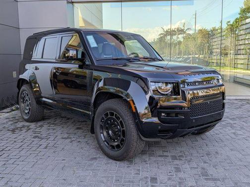 2026 Land Rover Defender P635 OCTA Black