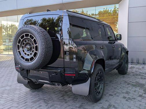 2026 Land Rover Defender P635 OCTA Black