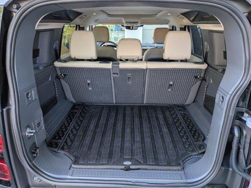 Hakuba Silver Metallic 2024 Land Rover Defender 110 P400 S