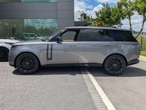 2025 Land Rover Range Rover P530 SE 7 Seat