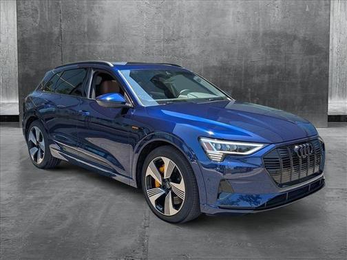 2022 Audi e-tron Premium Plus
