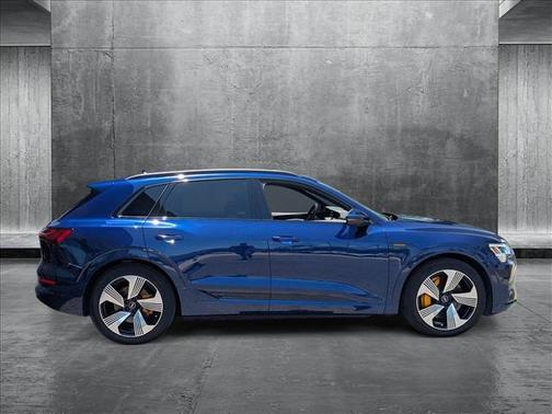 2022 Audi e-tron Premium Plus