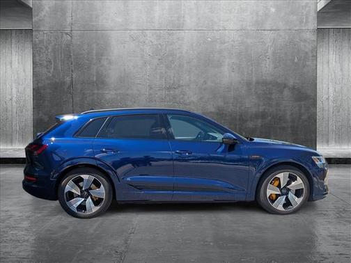 2022 Audi e-tron Premium Plus